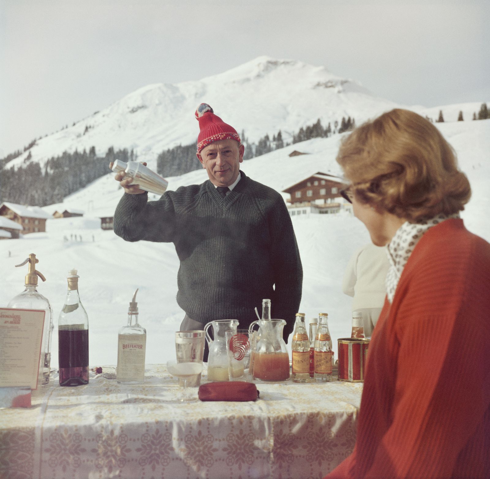 Un barista prepara un drink per un cliente allIce Bar dellHotel Krone a Lech in Austria nel 1960.