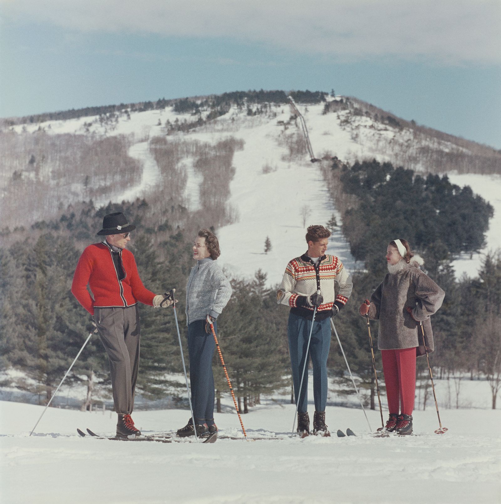 Sciatori al Cranmore Mountain Resort a North Conway New Hampshire USA circa 1955.