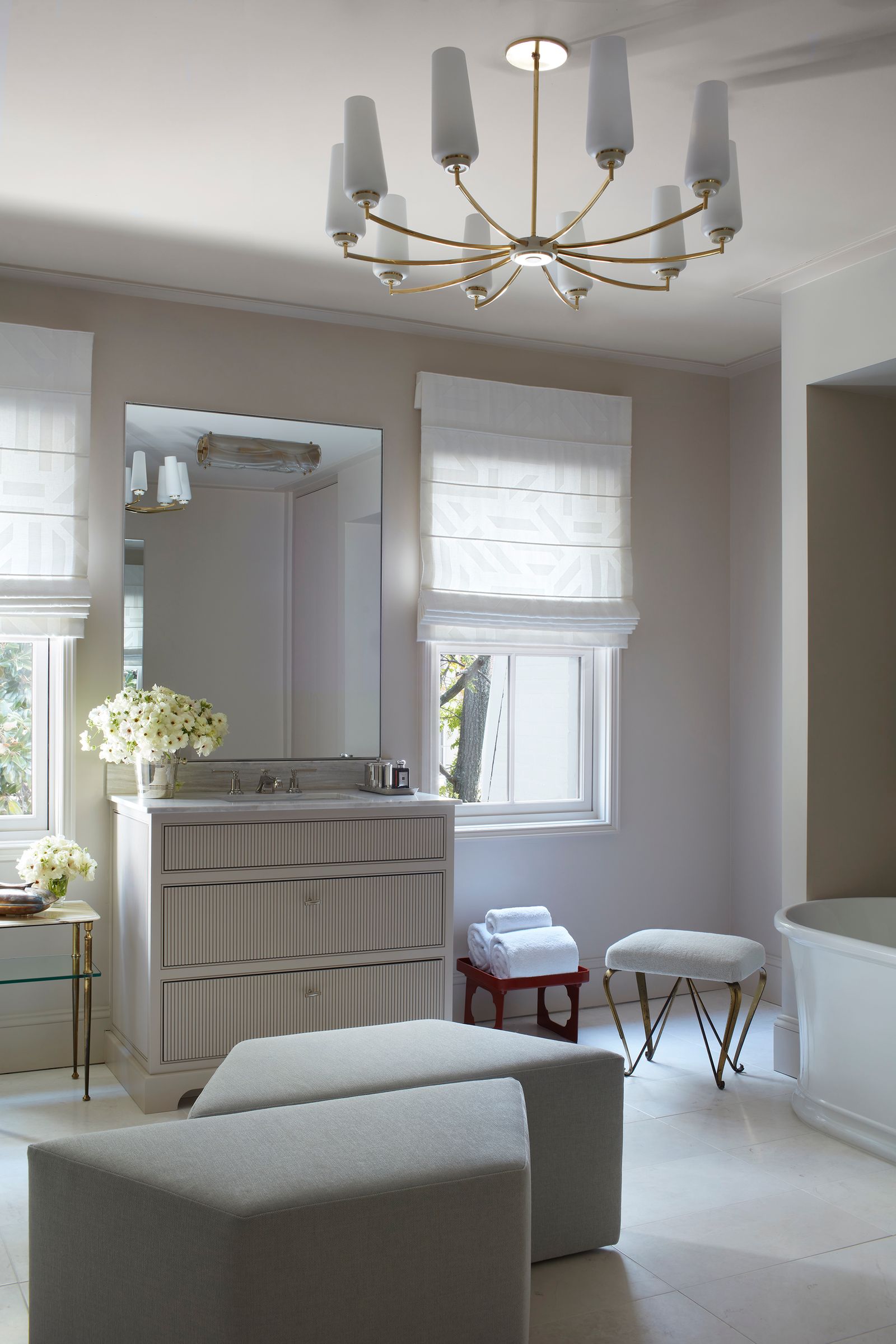 white and grey bathroom design idea